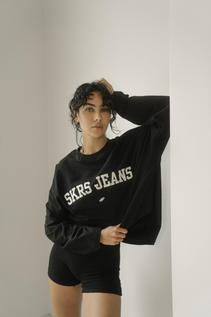 SKRS JEANS Surf Tee in Carbon
